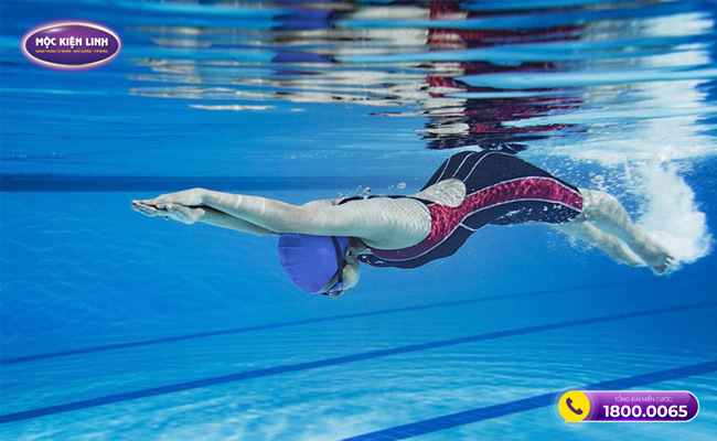 Lực nâng đỡ của nước khi bơi lội giúp cơ thể thư giãn, giúp giảm đau thần kinh tọa