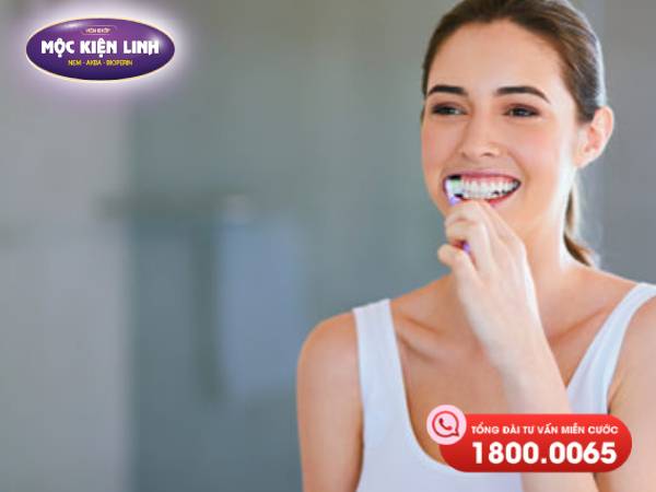 Chăm sóc răng miệng sạch sẽ giúp giảm hiện tượng cứng hàm