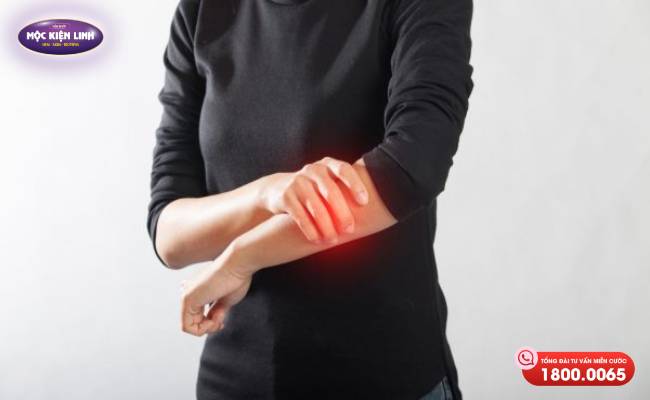 Triệu chứng đau nhức xương tay gây hạn chế vận động 