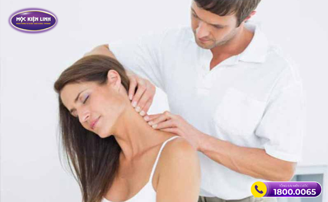 Massage là biện pháp chữa đau cổ vai gáy tại nhà được nhiều người áp dụng